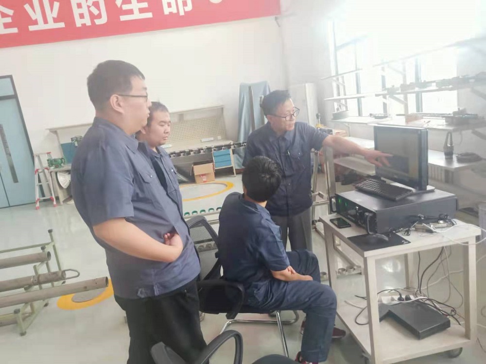 奥华电子工作场景.jpg
