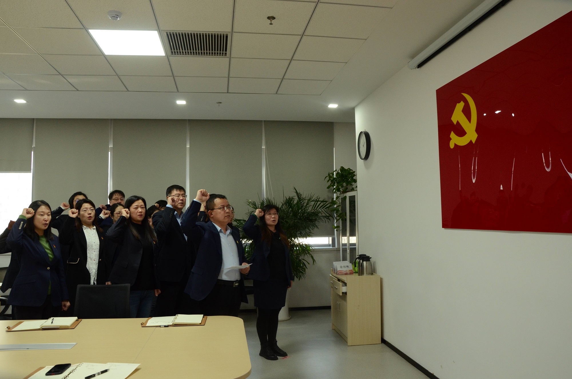 20230227预备党员张玉芝宣誓、支部党员重温入党誓词(1).jpg